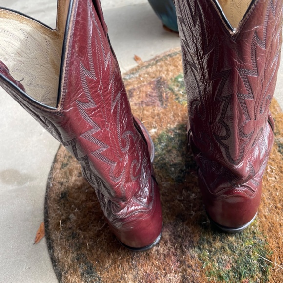 Classy Men’s Burgundy Western Boots